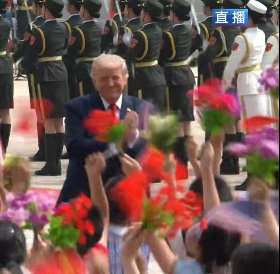特朗普：总算是看到了正版的军队阅兵。开心的嘴角压不住了

当地时间5月13日傍晚