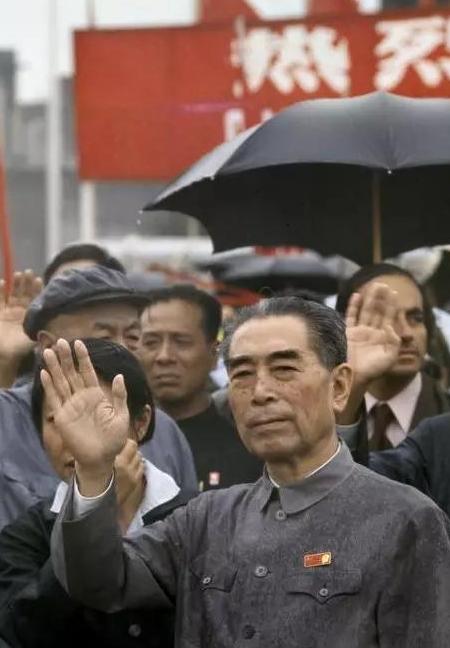 1973年9月16日下午，周总理来到杭州西泠印社的楼外楼用餐。入座后，周总理对姜