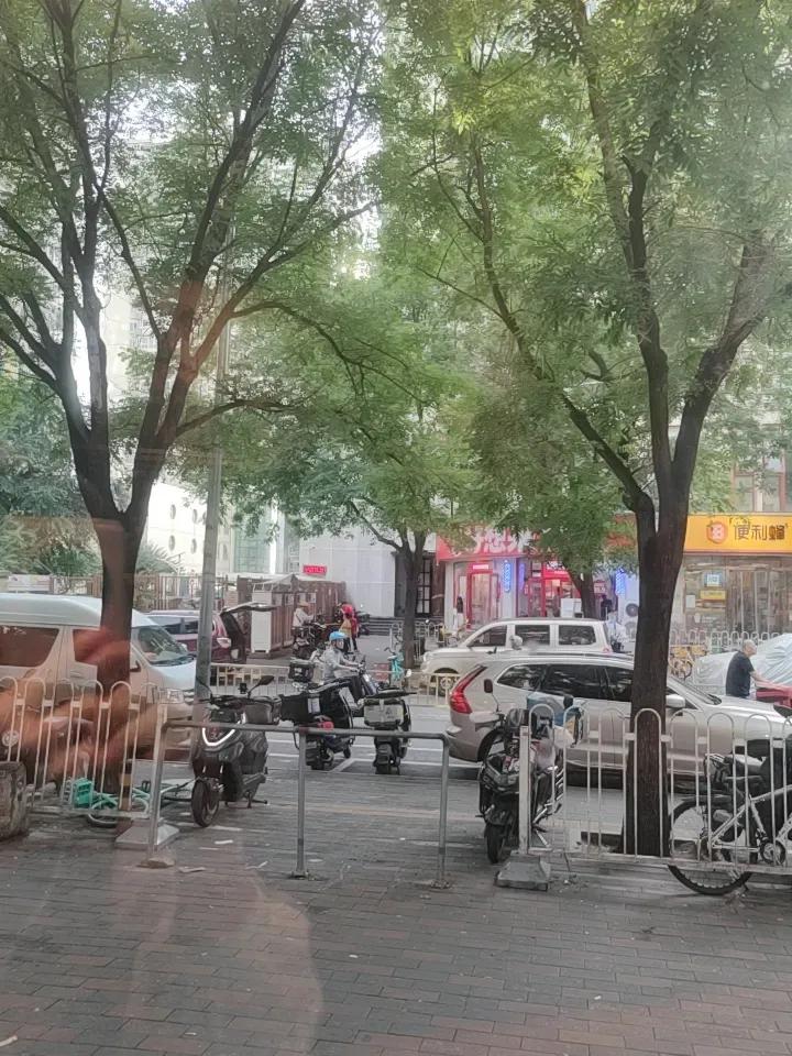 起床到底是先喝水还是先吃饭?早上起来要喝一杯温开水最好，然后才能吃饭。