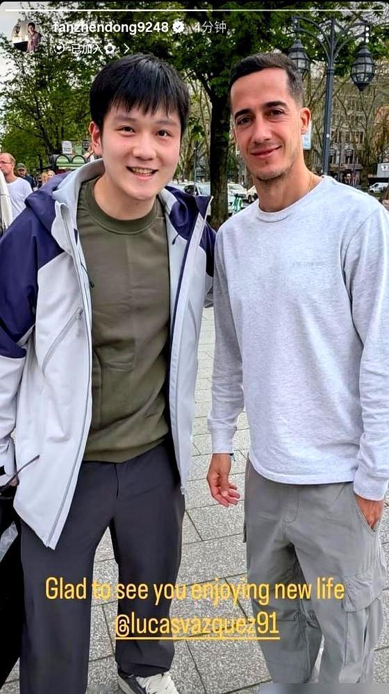 德国街头偶遇，两个运动员脱下俱乐部战袍，直接就变成了路人。樊振东笑得像个孩子，拉