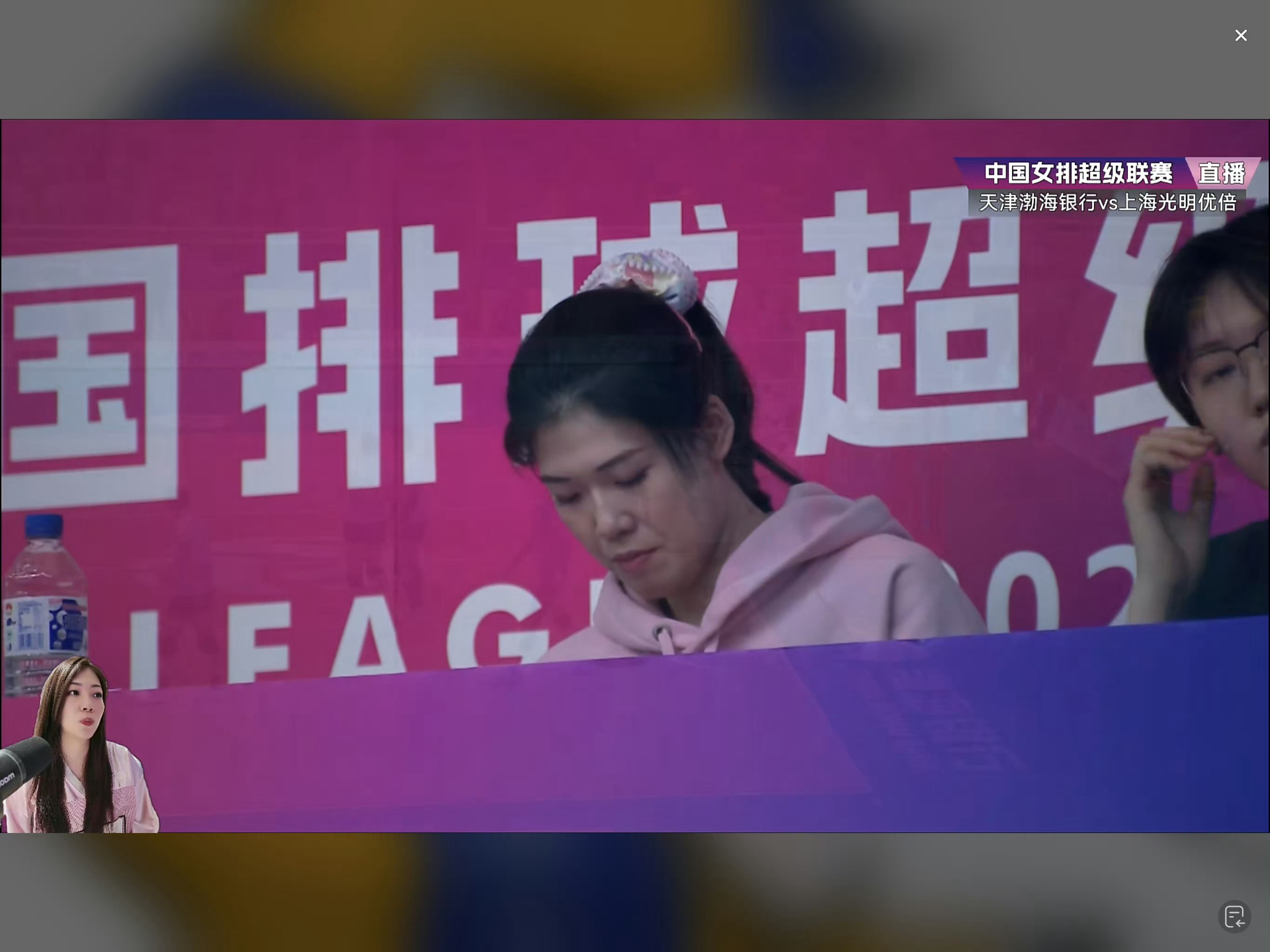 哇李盈莹今天出现在人民体育馆，观看天津女排与上海女排的比赛，被转播镜头捕捉到了。