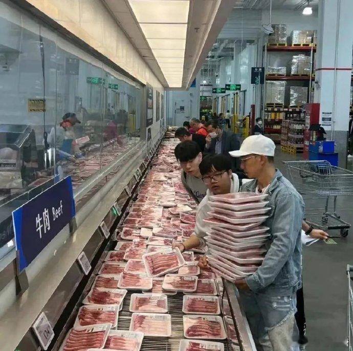刘畊宏在山姆买肉超豪放，一盒盒狂囤超震撼！一盒就要220，这摞肉价格直逼四五位数