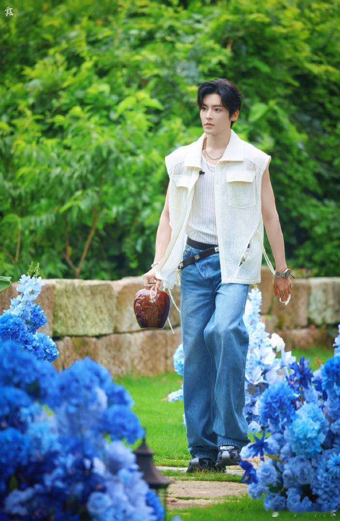 侯明昊、何与《#少年白马醉春风#》 团综路透这剧导演真的很会选角，全员大帅哥！团