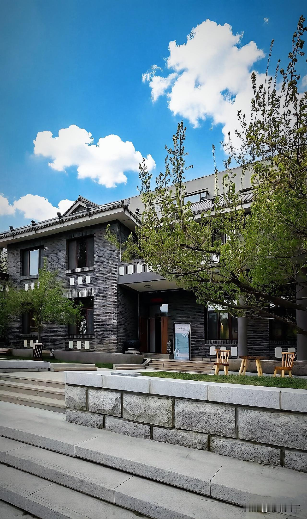 2026年5月5日，作者来到了吉林市松江中路的张连山府邸，整修后那叫一个宽阔大气