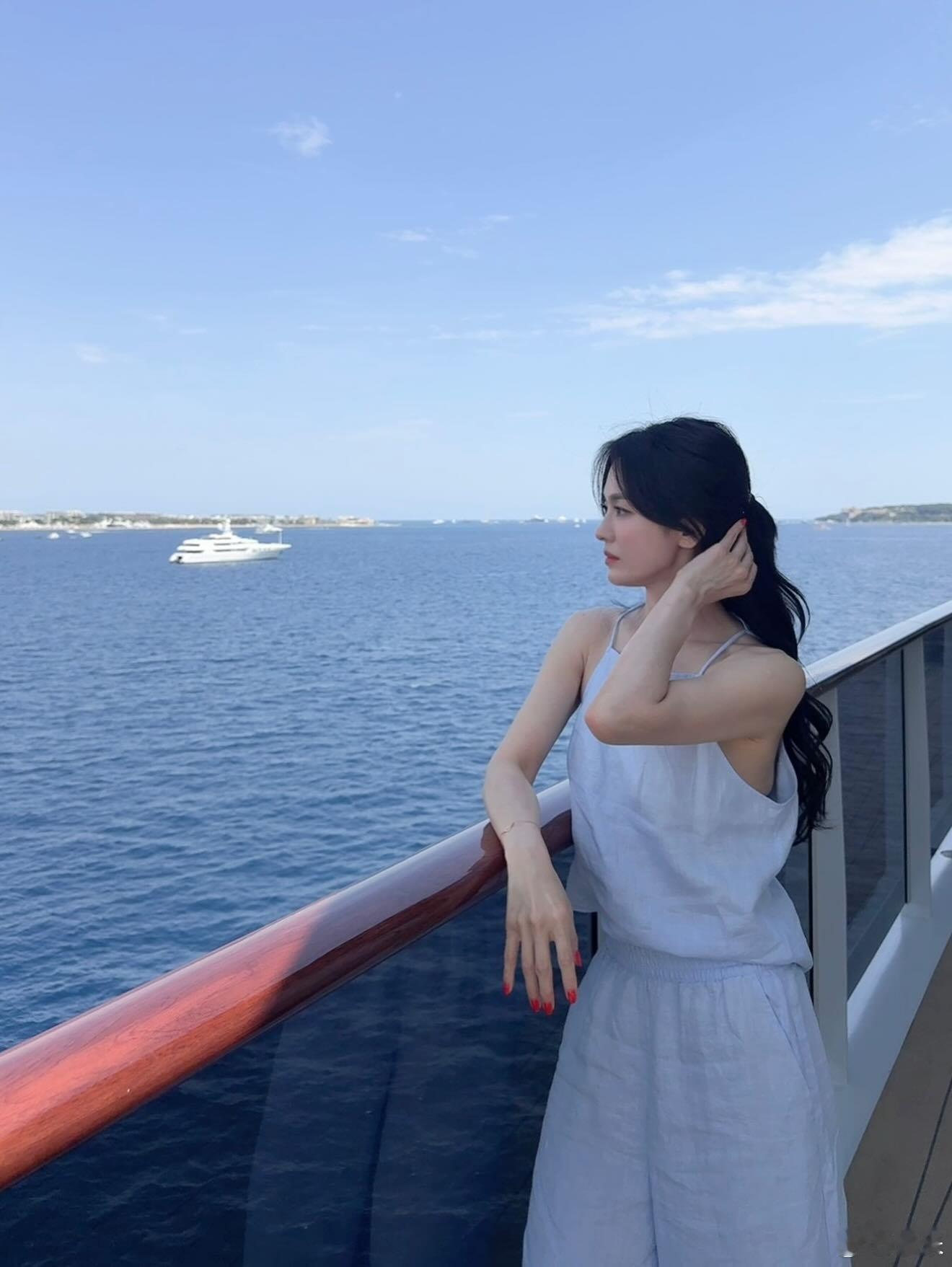 宋慧乔的法式浪漫🥰近日戛纳活动，每一张都很仙。 