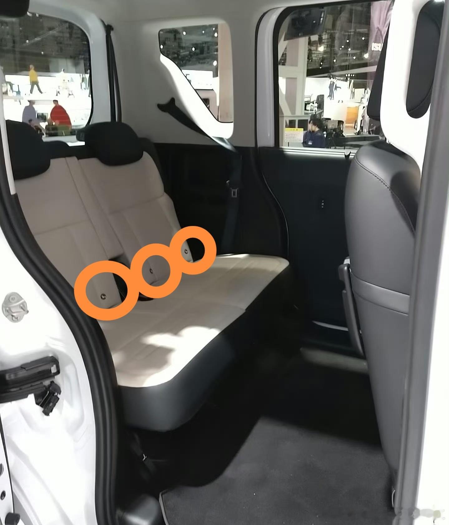 日本相关标准规定儿童安全座椅宽度应大于等于35cm，且座椅两侧边缘与车辆座椅两侧