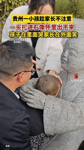 一家三口出去游玩，两口子有说有笑恩爱有加，小家伙可能受到了冷落。为了引起爸妈的重