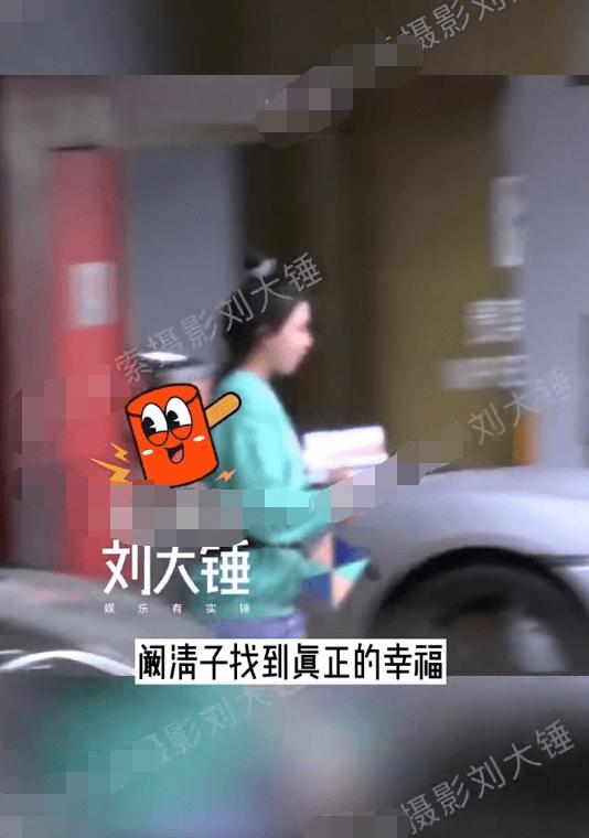 阚清子腰部受伤穿戴护具 未婚夫一路陪伴在侧
搜狐娱乐讯 近日，有八卦媒体称拍到阚