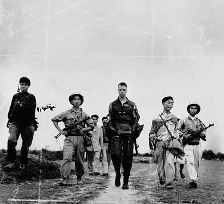 1.75米的壮汉，获救时体重只有44公斤。这是1966年真实发生在东南亚丛林的生