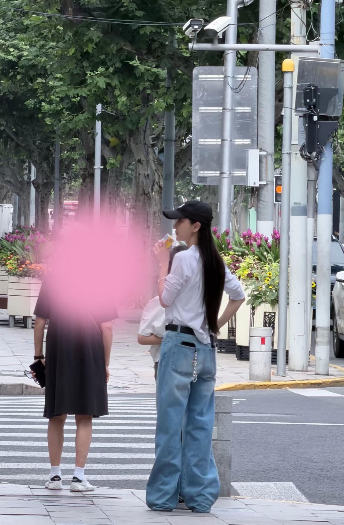 Angelababy出门三个手机起步谁留意到Angelababy出门随身带三部手