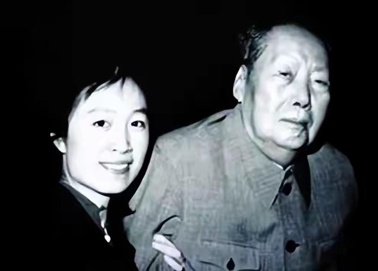 步入高龄后，毛主席身体大不如前，走路都需要旁人搀扶。
可他心里始终装着国家，哪怕
