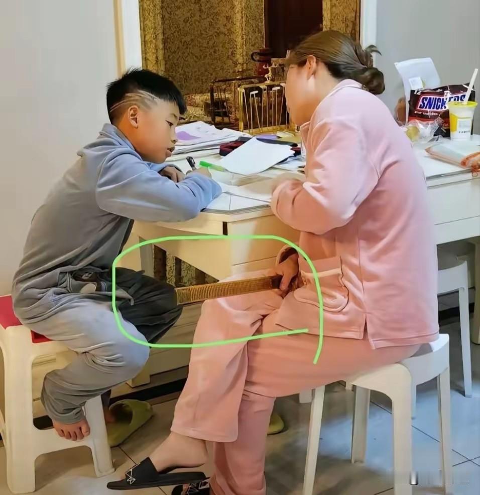 谁能想到！球场上敢指着老外鼻子吼的孟新艺，回家竟被妈妈拿戒尺治得服服帖帖

这两