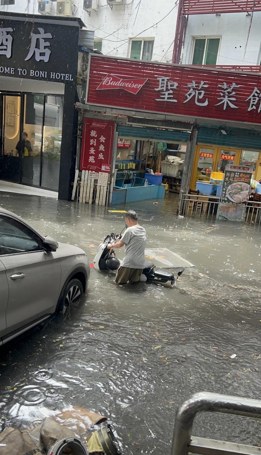 广州每个区轮流超级无敌大暴雨
暴雨 大雨 出门就下雨 就算大雨让这座城市颠倒 突
