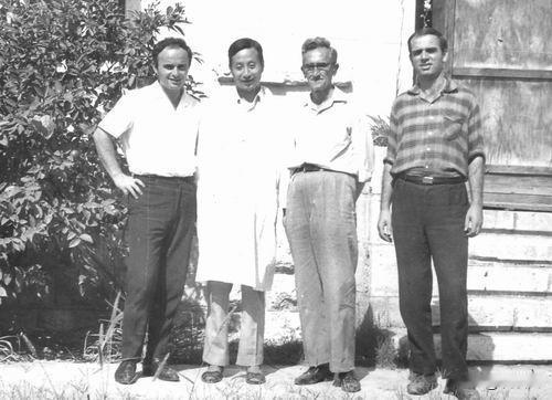 1969年，李先念访问阿尔巴尼亚时，曾提出:“你拿我们那么多东西，打算什么时候还