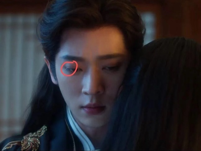 我丢睫毛成精了么怎么这么长这是丞磊天生的还是贴的睫毛啊？这也太长了吧！ 