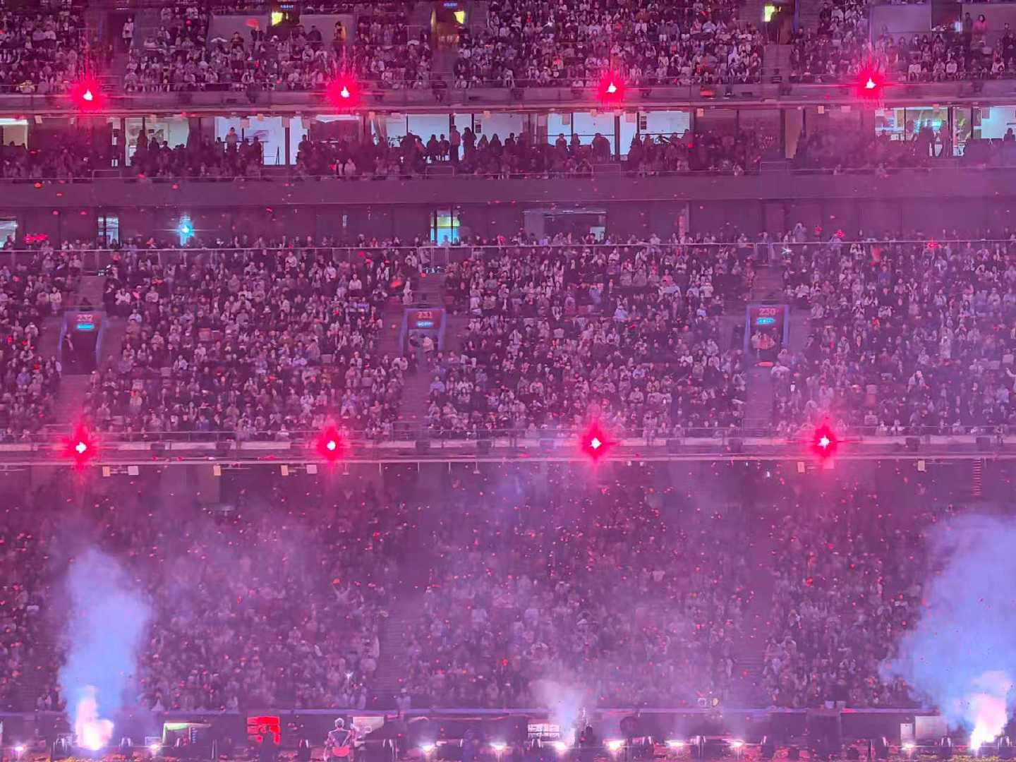 张杰鸟巢上座率 太燃了！全场座无虚席，荧光棒随节奏挥舞，张杰用实力证明自己内娱顶