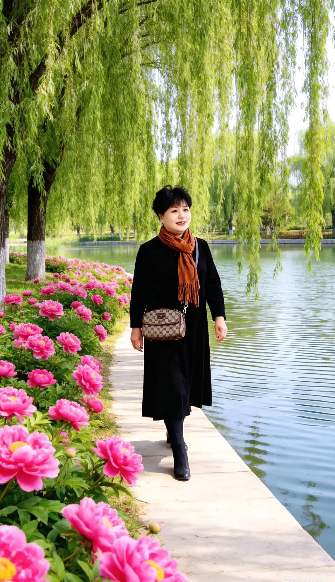 暮春时节，漫步湖畔，被眼前的景致深深打动。垂柳依依，柔丝轻拂水面，漾开圈圈涟漪，