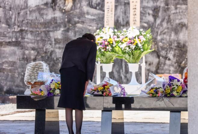 要和平，日本公开喊话。
当地时间6月23日，高市早苗参加了一场追悼仪式，她穿着一