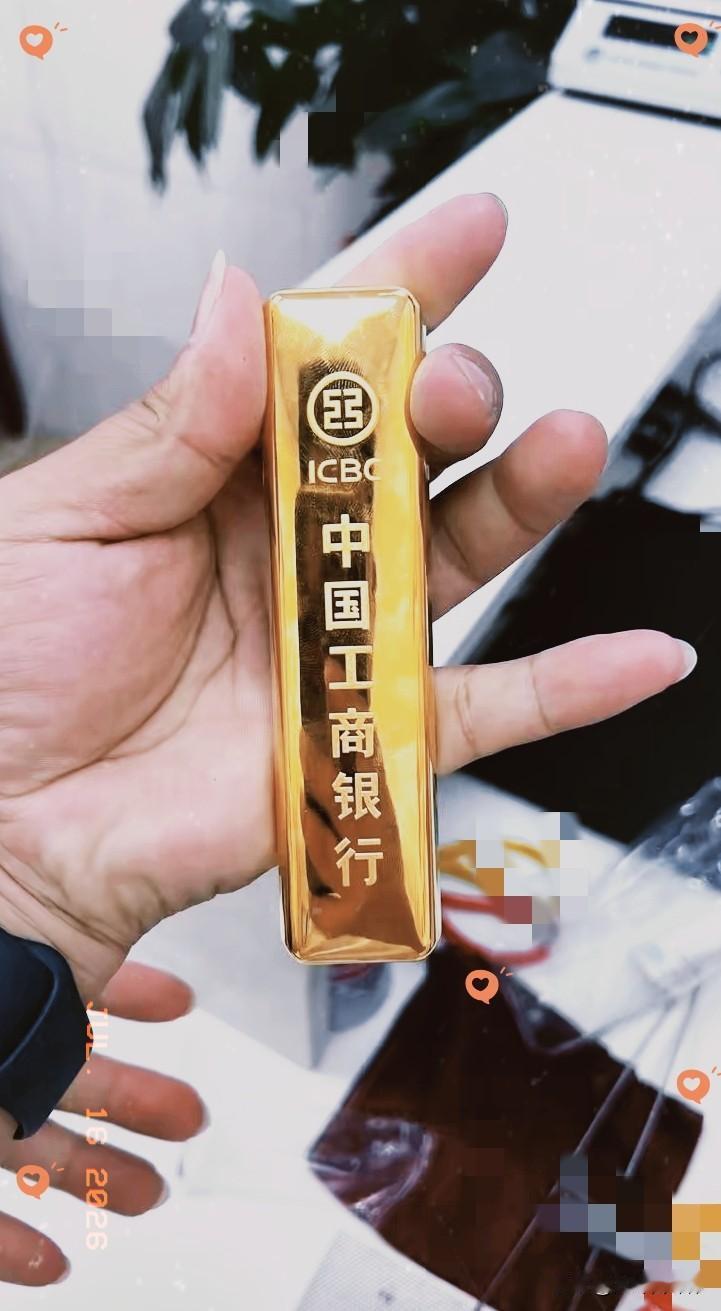 昨天买黄金的人，
今天估计都血压飙升了吧，
昨天金价886一克，今天直接跌到了8