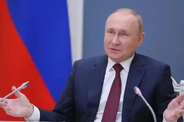 印度记者当场逼问普京“中印开战你站谁”，普京一句话让全场哑口无言，原来背后是经济