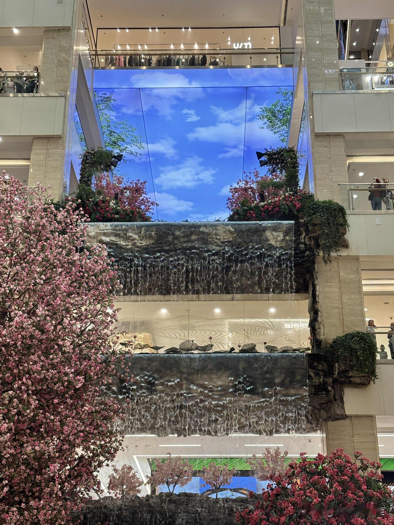 西安赛格的事，总结成一句话就是：在目前的经济大环境下房东对租客的各种合理诉求不够
