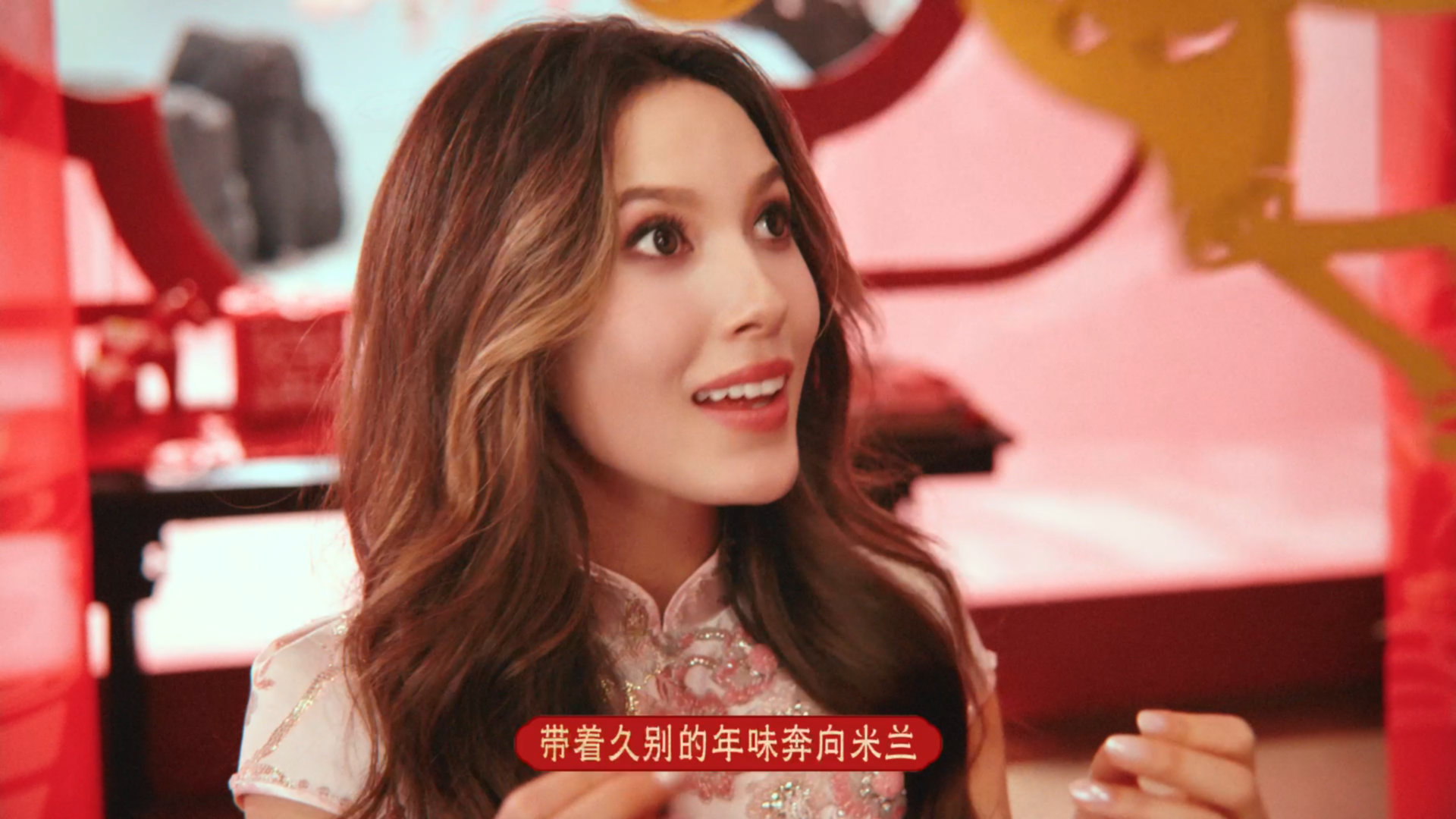 一起接接接接接彩头 谷爱凌的新年打开方式太绝了！粉色旗袍 + 标志性卷发，年味与