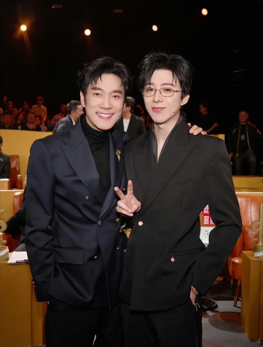 林依轮刘宇宁合照有、东西！很难不爱一些大帅哥的火花碰撞，主打一个氛围拉满，所以还