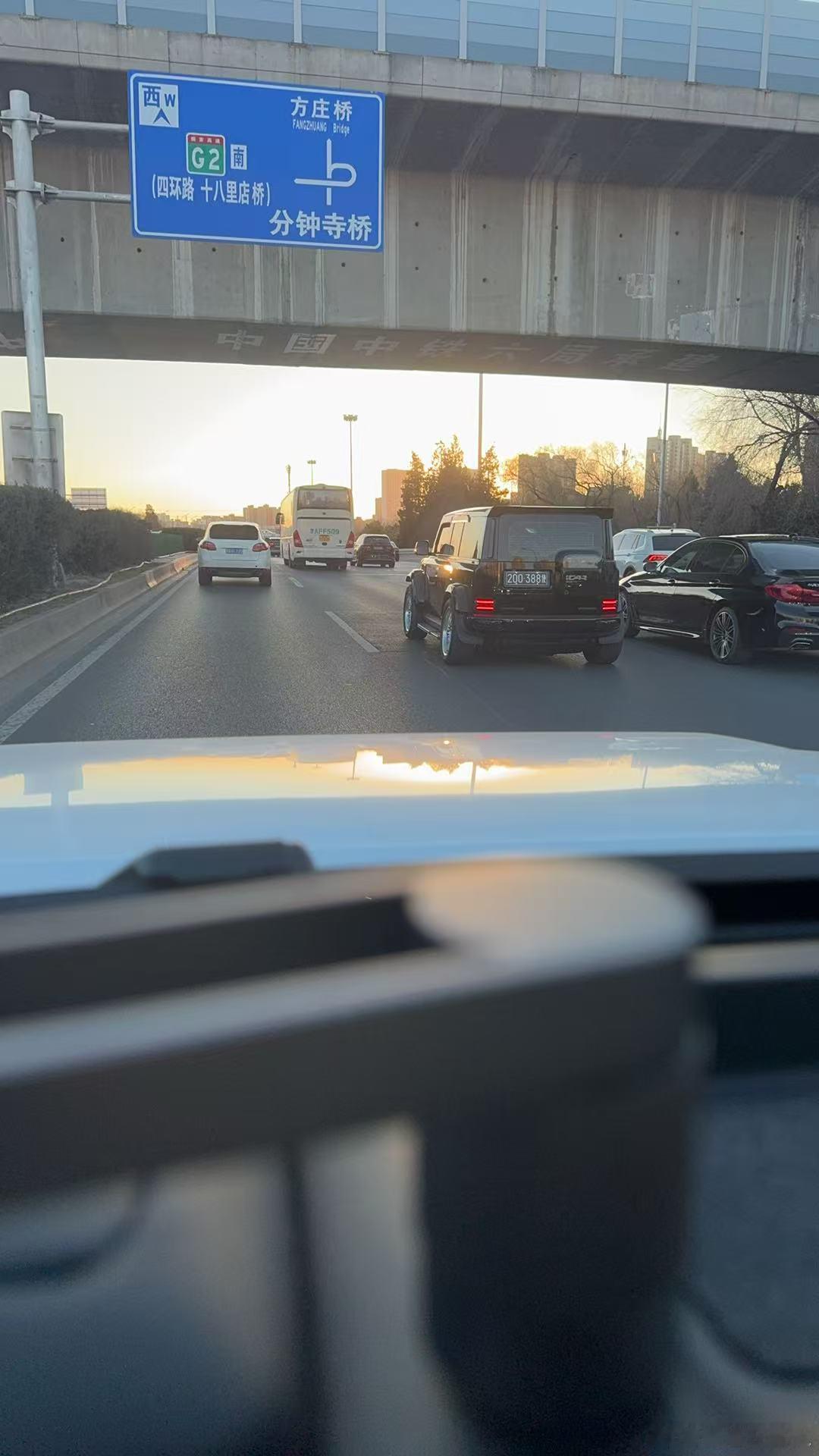 群里瞭望哨儿，这是哪个大使馆车黑色V23确实好看，第二张是在猛加速么？ 北京