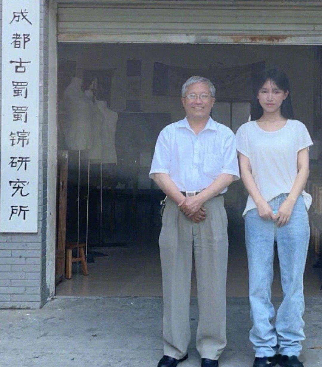 好久没见李子柒发新视频了，这个小姑娘太有骨气了[鲜花]短视频界，她永远是后来者需
