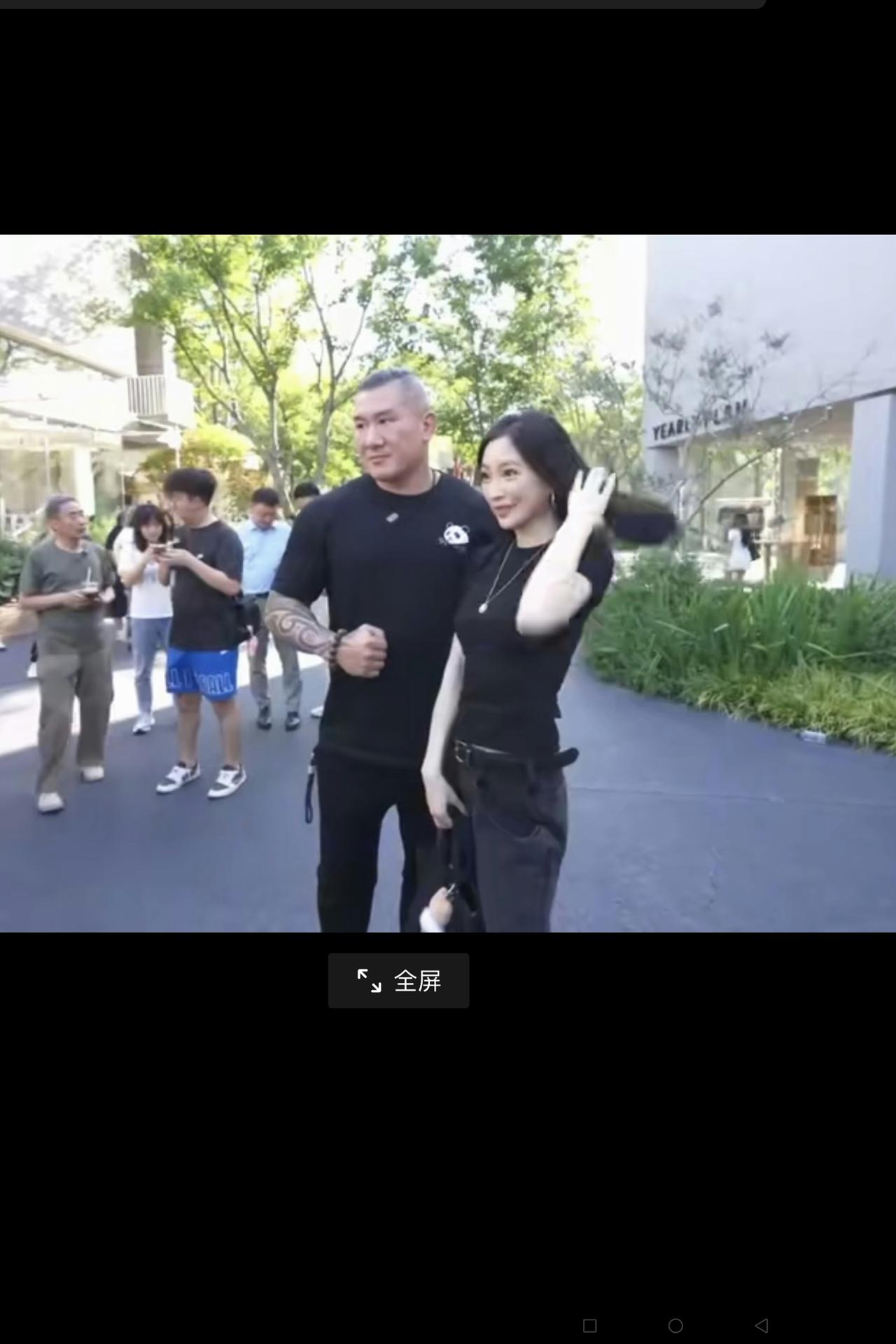 不懂就问哈：台湾“网红”馆长陈广汉这些天到大陆的重庆市和成都市旅游观光，每当粉丝