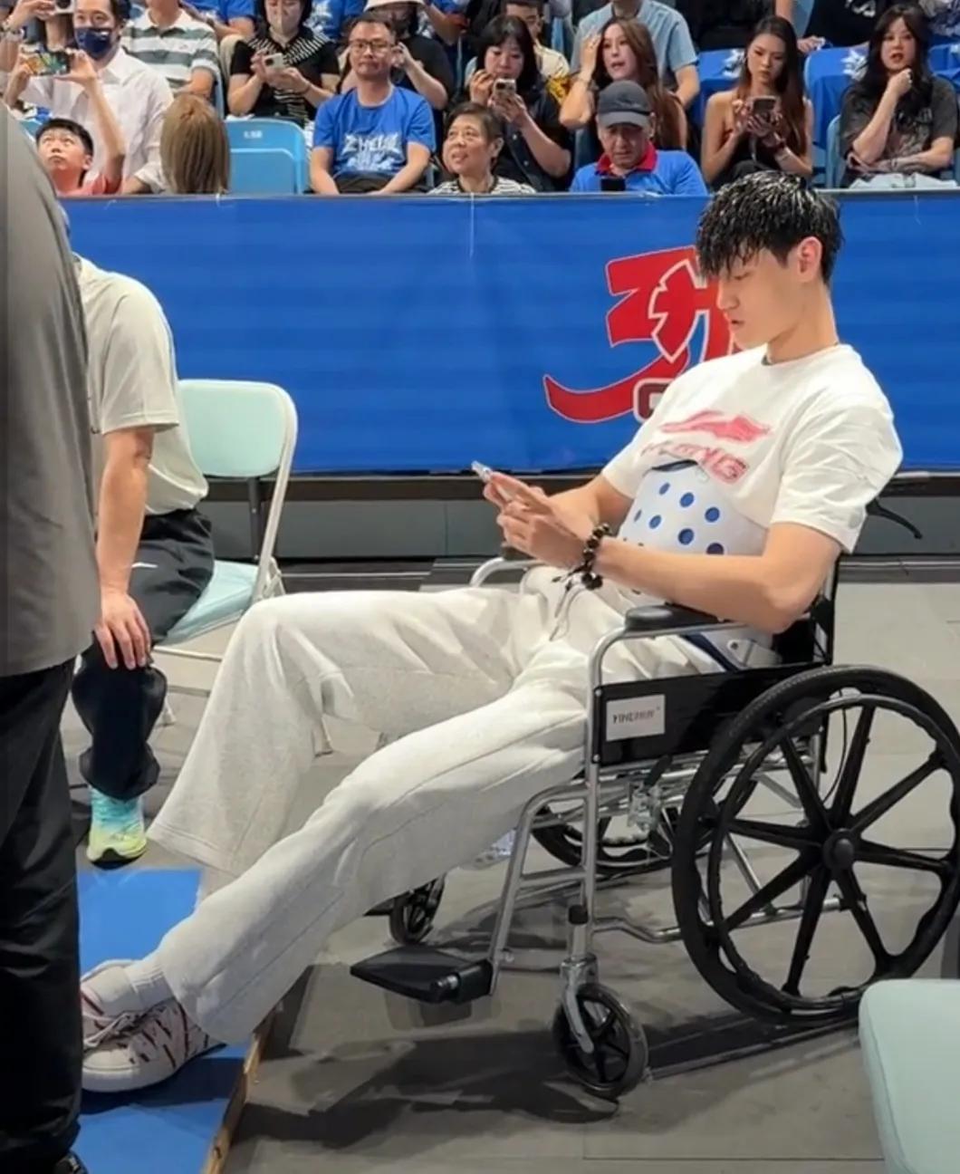 伤得太重！曾凡博仍在坐轮椅！

曾凡博现身CBA总决赛场边为北京男篮加油，如今他