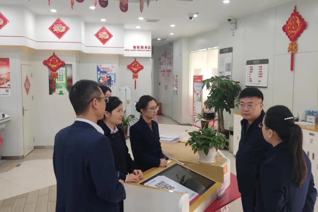 金融界暗藏一条潜规则：失去一个存款百万的客户，行长几乎无动于衷；可要是失去那位发