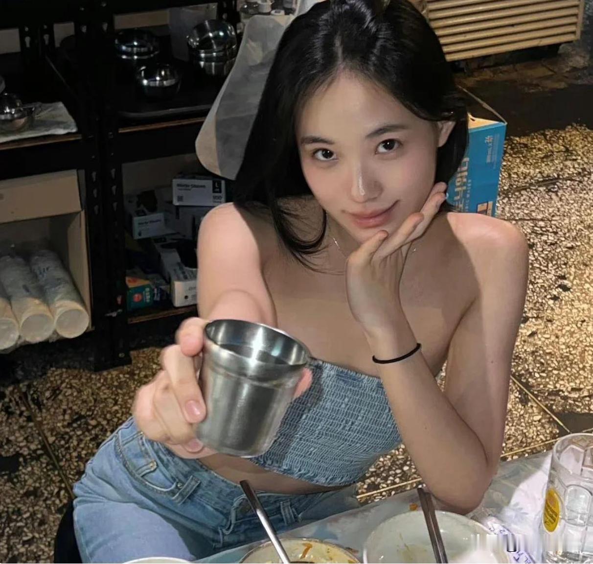 小S二女儿Lily：进不进娱乐圈，还在观望。
上杂志封面，拍写真，接受媒体采访，