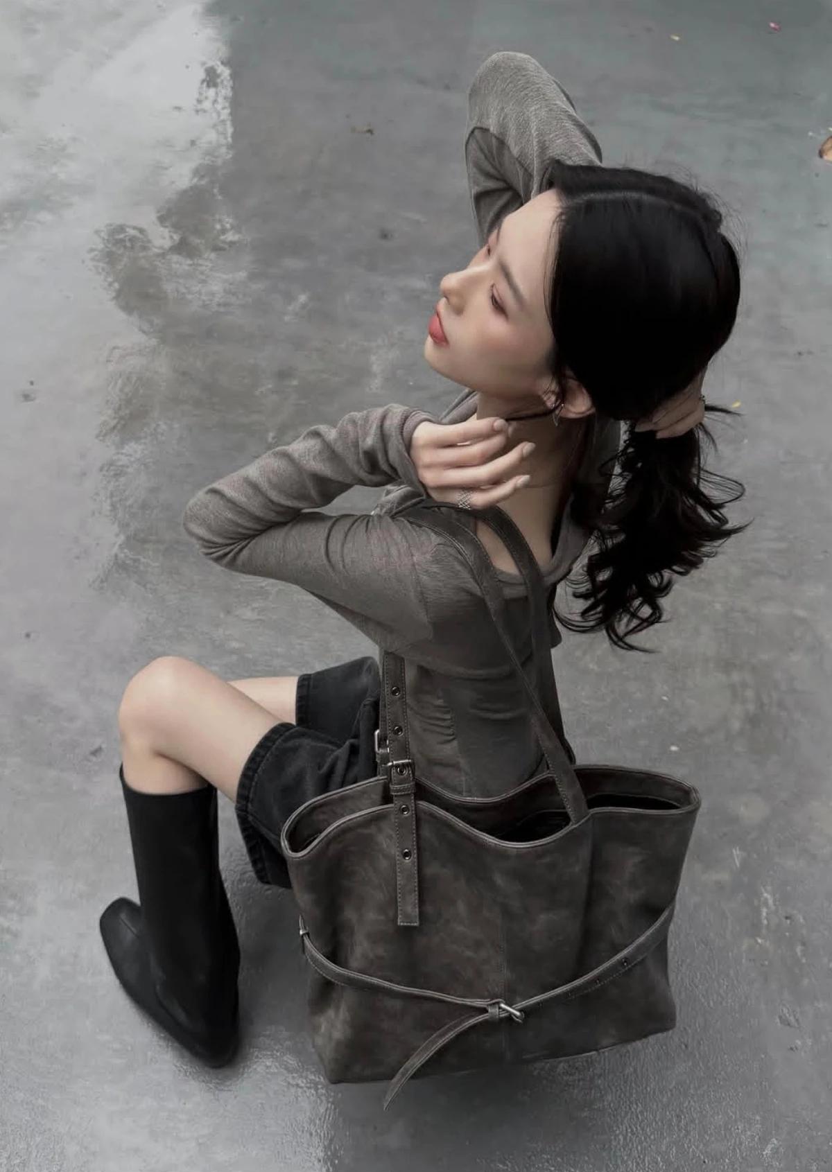 少女摄影|NO.0168期
高冷少女灰调高级感街拍
街拍怎么拍出自然又好看的照片