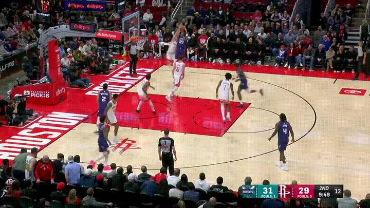 火箭球星小史密斯真是太飞扬跋扈了！在今天进行的火箭和黄蜂的比赛中，当时比赛进行到