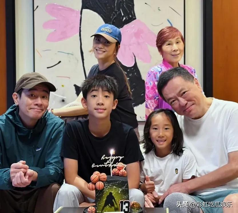 陈小春基因太强大了，两个儿子和他共用一张脸，太像爸爸了。

应采儿颜值高，却没有