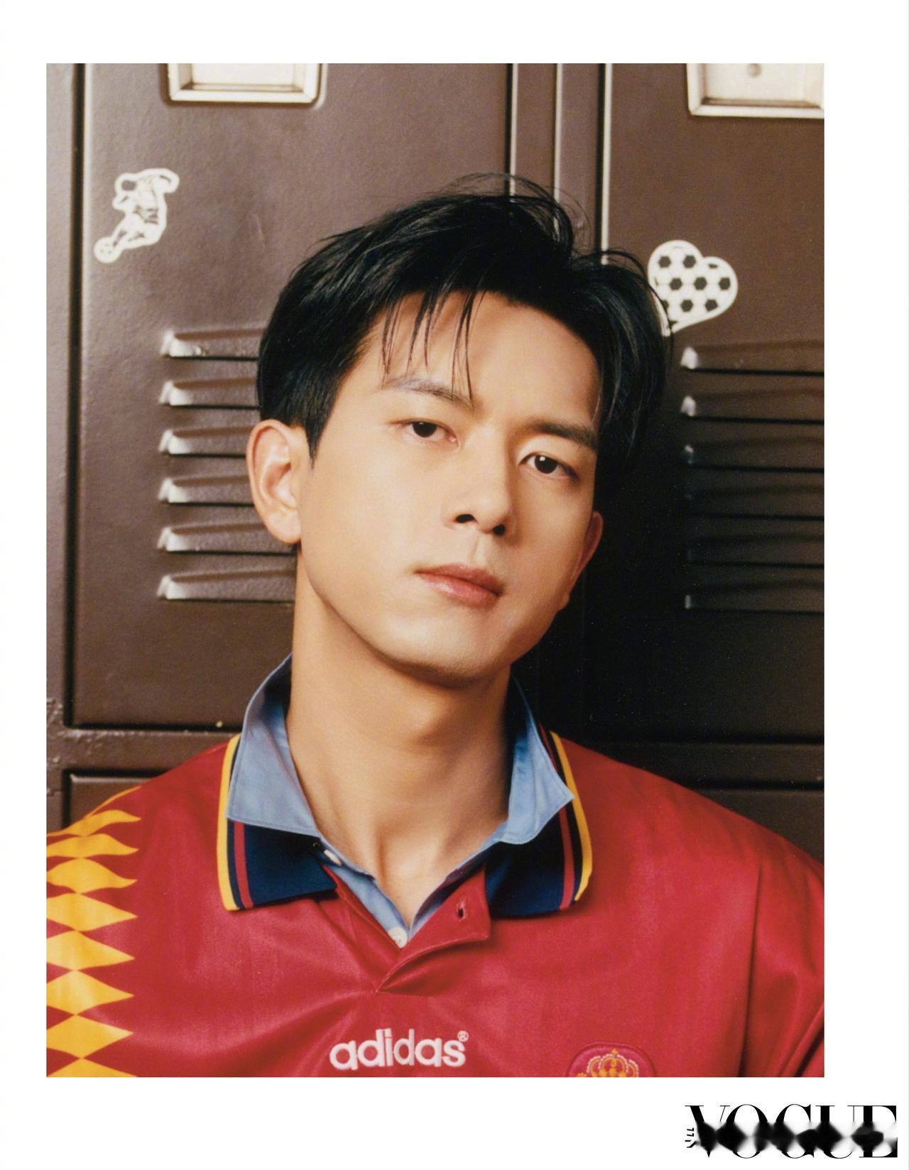 镜头定格少年足球模样，松弛鲜活，氛围感十足，依旧是那个球场上奔跑的少年。VOGU