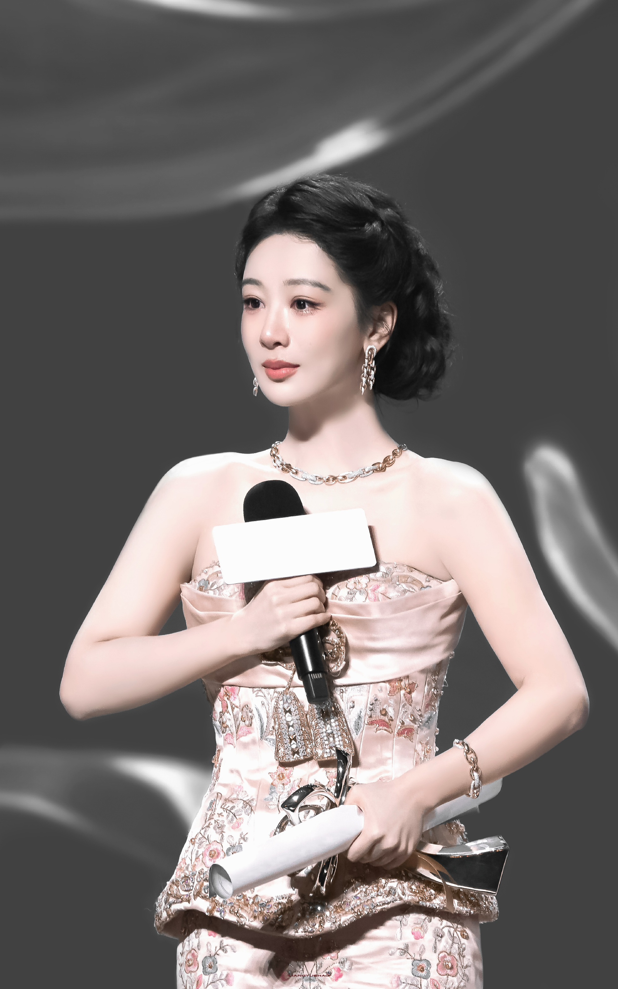杨紫杨紫黄梓瑕 yz杨紫家业 “你占据我的世界却不在我身边”