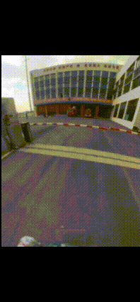 盐城消防这一幕，看得我鼻子发酸！
消防站内，消防员正值守备勤，一声求助瞬间让他们