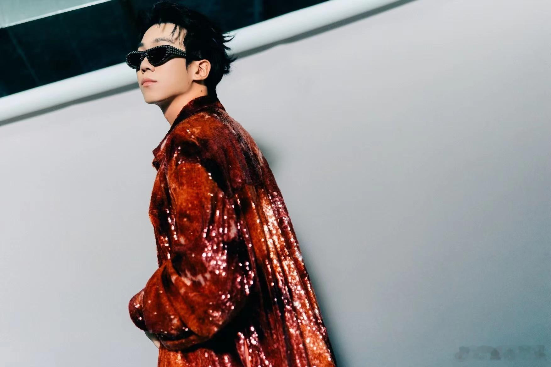 #找到没有人选白举纲的原因了#白举纲以《Natural》征服了观众的心，他的舞台