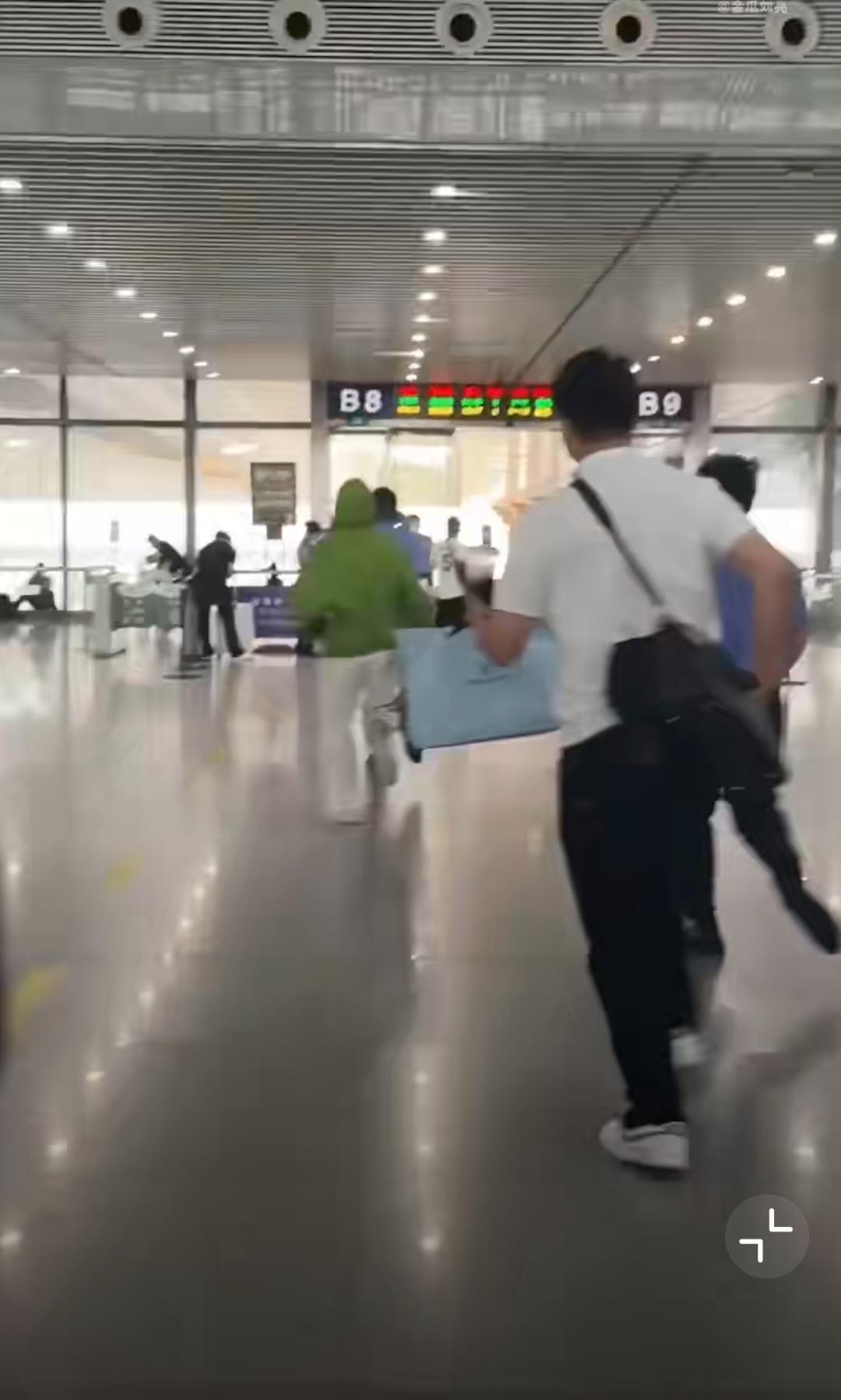 张艺兴高铁站狂奔上热搜！“羊儿速度”名不虚传，卡点人狠狠共情了
 
家人们笑不活