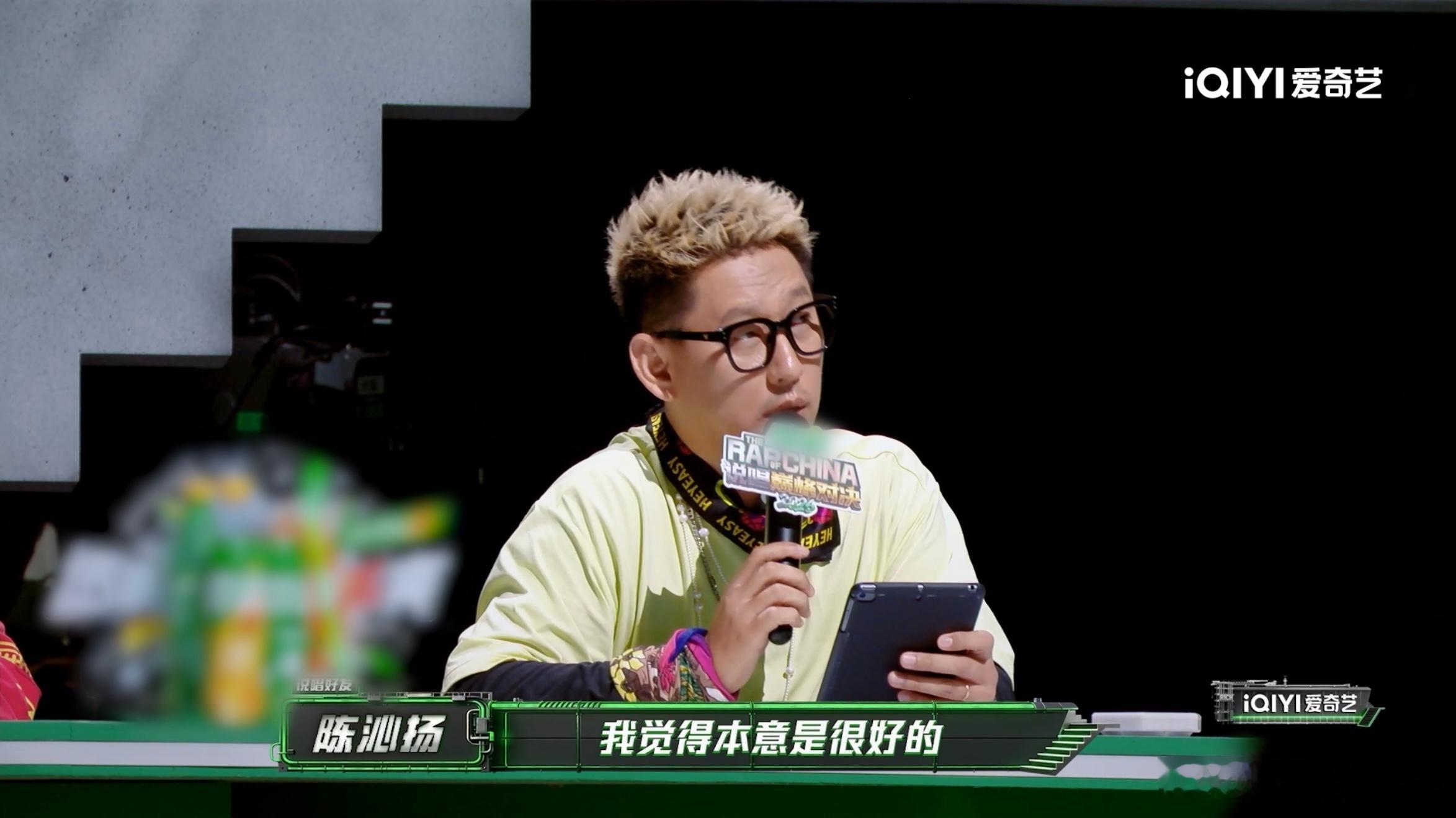 严浩翔对AI写rap词的反应说唱巅峰对决2026 真人自己写的原创的rap词，也