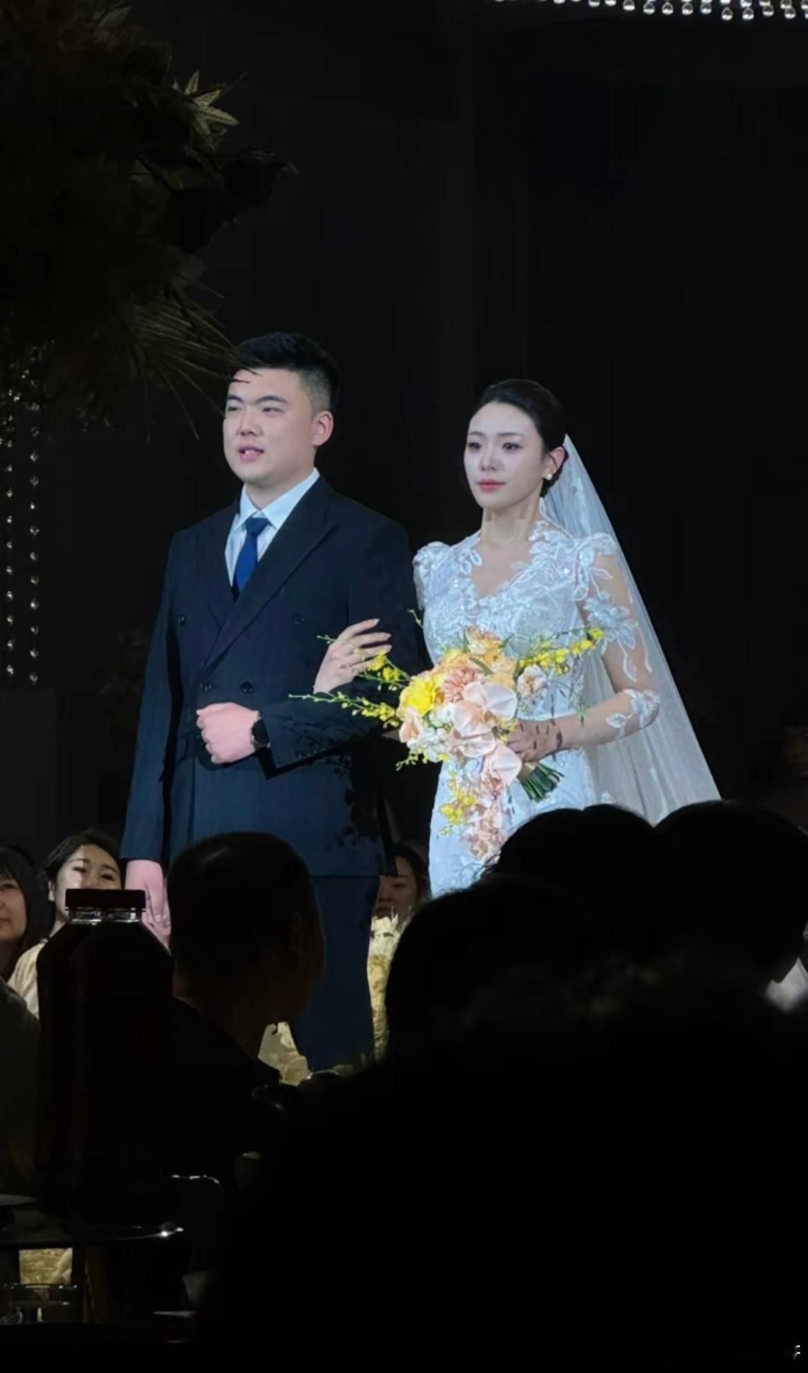 能嫁给喜欢的人怎能不热泪盈眶 ​​​