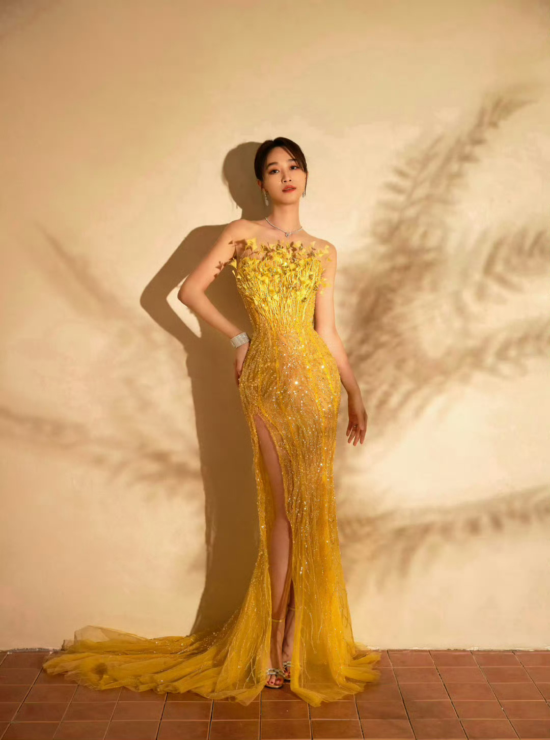 蓝盈莹身着鎏金高定礼裙 如仲夏金蝶绽放性感优雅 ​​​