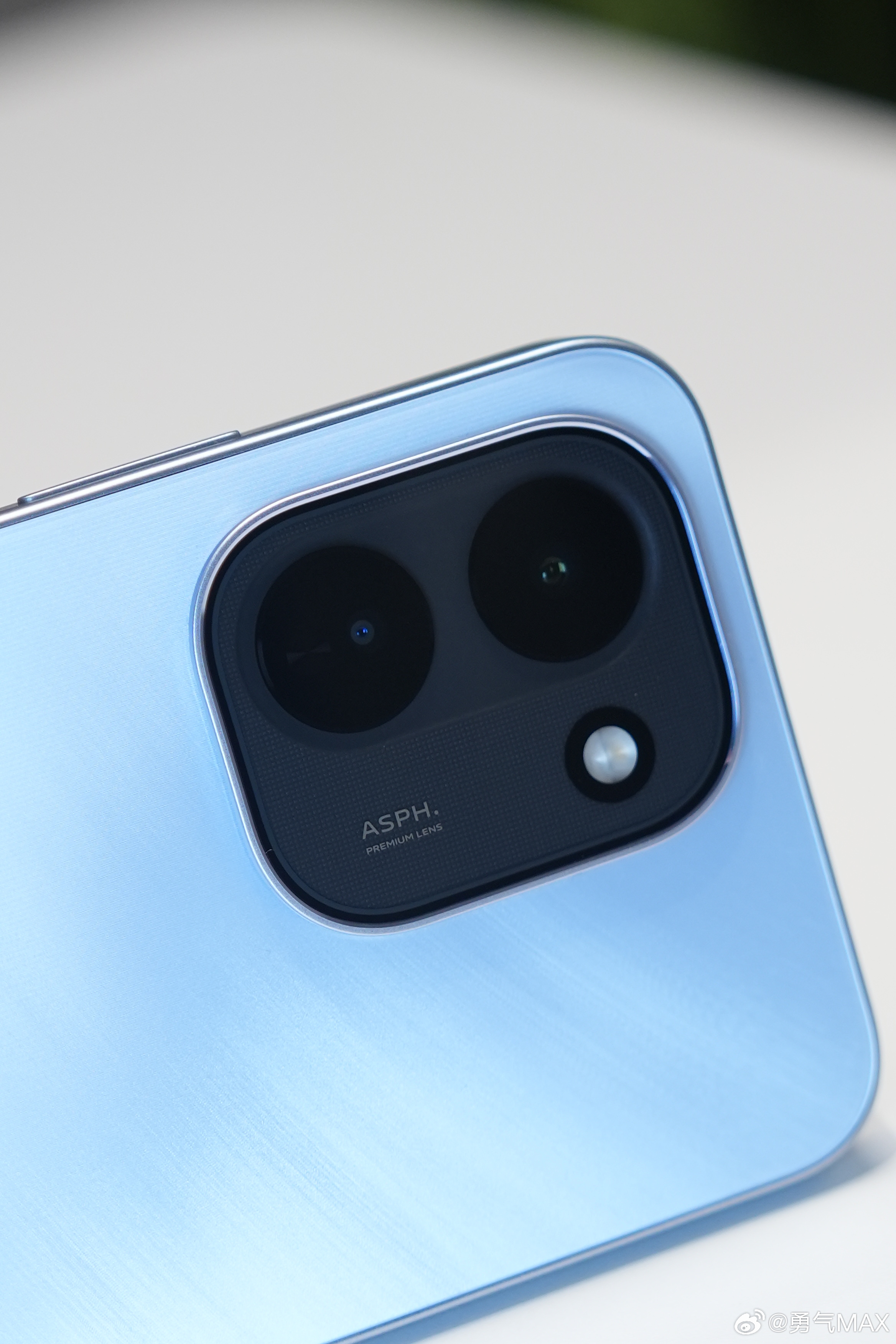 iQOO Z11虽然搭载的9020毫安时大电池但是整机做得很轻薄，兼顾性能续航和