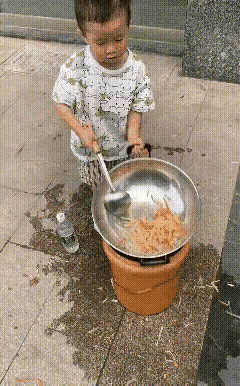 小孩小时候爱炒菜，长大后会去学炒菜当厨师吗？