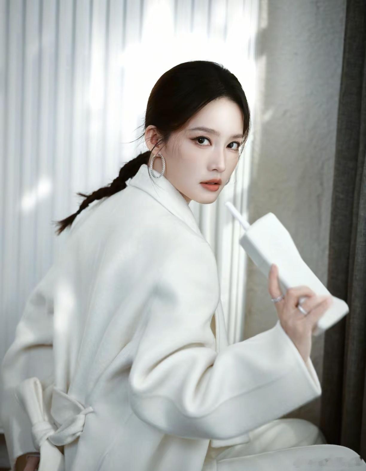 李沁白月光千金感确实美丽啊，李沁长相就是很大方，就自带千金感 ​​​