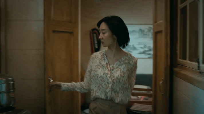 单亲母亲丢失孩子的那一刻胡荔转身时脸上黑痂簌簌掉落那幕，我直接从沙发弹起来！她究