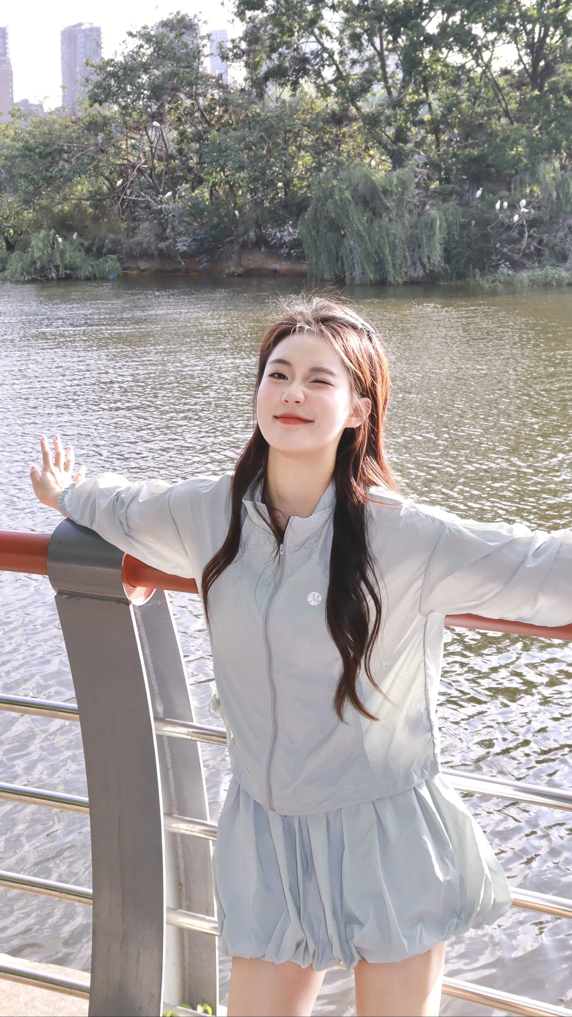 你微微一笑 蝴蝶为你倾倒。