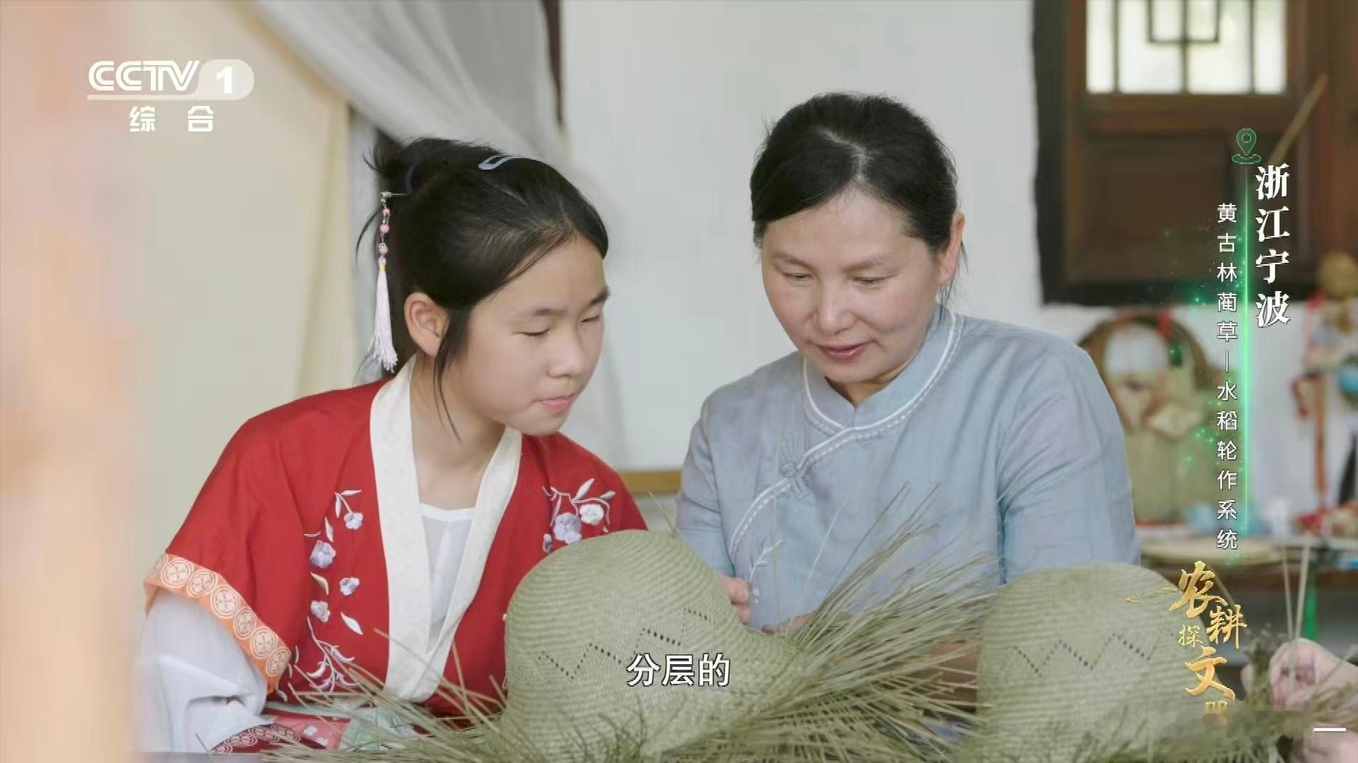 女子用草编出一整个动物园非遗传承人冯丽萍不局限于老技法，还搞出建筑、动物这些新造